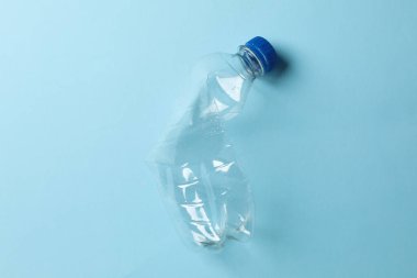 Mavi arkaplanda kullanılan plastik şişe, metin için boşluk