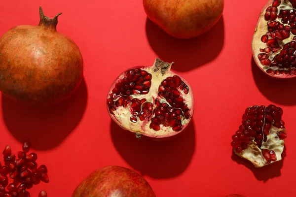 Flat Lay Com Romã Fundo Vermelho Frutas Suculentas — Fotografia de Stock