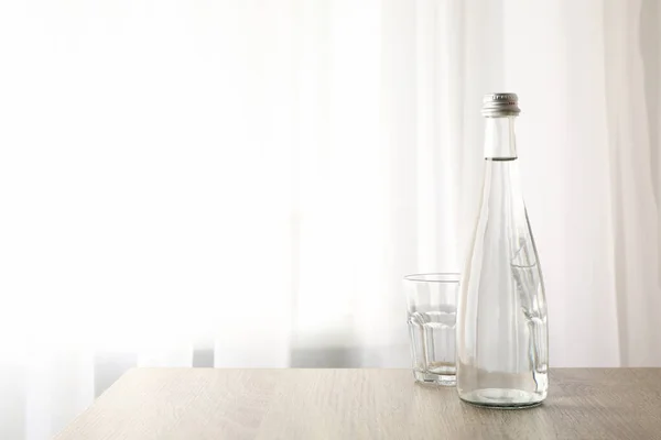 Botol Dengan Air Dan Kaca Atas Meja Kayu Ruang Untuk — Stok Foto