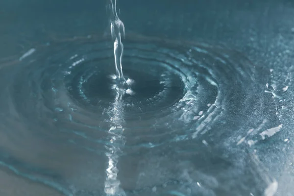 Häll Vatten Spegelbordet Färskt Dricksvatten — Stockfoto