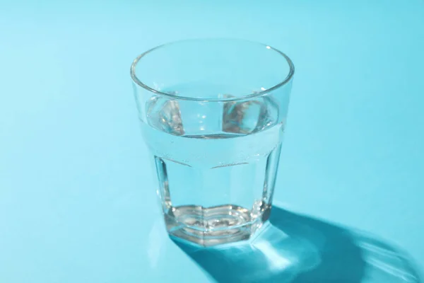 Glas Water Blauwe Achtergrond Close — Stockfoto