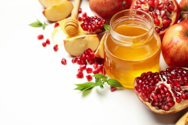 Beyaz arka planda elma, nar ve bal, yakın plan. Ev tedavisi