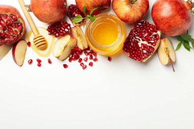 Beyaz arka planda elma, nar ve bal, üst manzara. Ev tedavisi