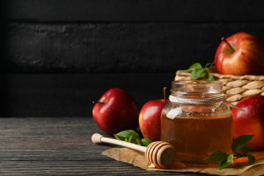 Ahşap zemin üzerinde elma ve bal, metin için boşluk