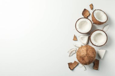 Beyaz arkaplanda hindistan cevizi, metin için üst görünüm ve boşluk