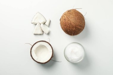 Beyaz zemin üzerinde hindistan cevizi ve kozmetik ile düz yatıyordu, üst görünüm