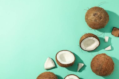 Nane arkaplanında hindistan cevizi olan düz bir zemin, üst görünüm