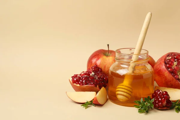 Apfel Honig Und Granatapfel Auf Beigem Hintergrund Behandlung Hause — Stockfoto