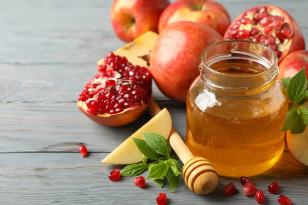 Apple Madu Dan Delima Pada Latar Belakang Kayu Tutup Perawatan — Stok Foto