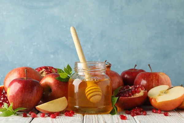 Äpplen Granatäpplen Och Honung Träbord Närbild — Stockfoto