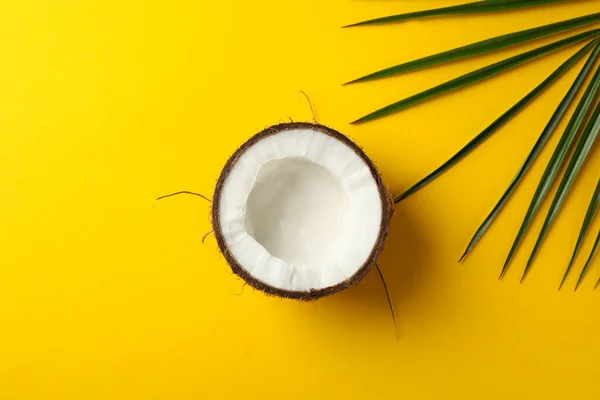 Połowa Liści Kokosowych Palmowych Żółtym Tle Widok Góry — Zdjęcie stockowe