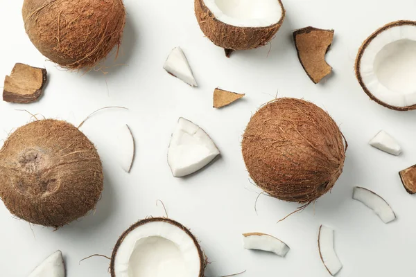 白い背景にココナッツとフラットレイアウト トップビュー — ストック写真