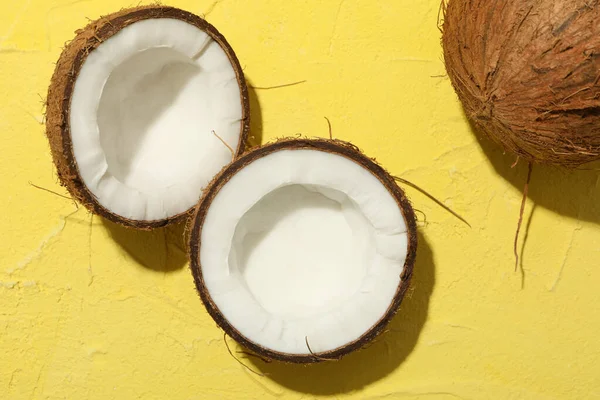 黄色の背景にココナッツ トップビュー 熱帯果実 — ストック写真