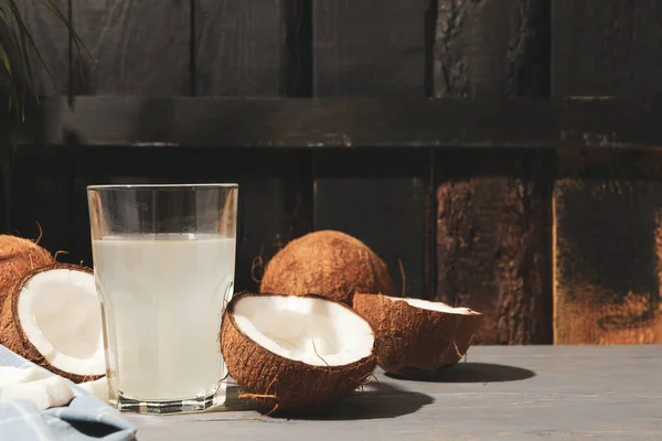 Coco Água Sobre Fundo Madeira Espaço Para Texto Frutas Tropicais — Fotografia de Stock