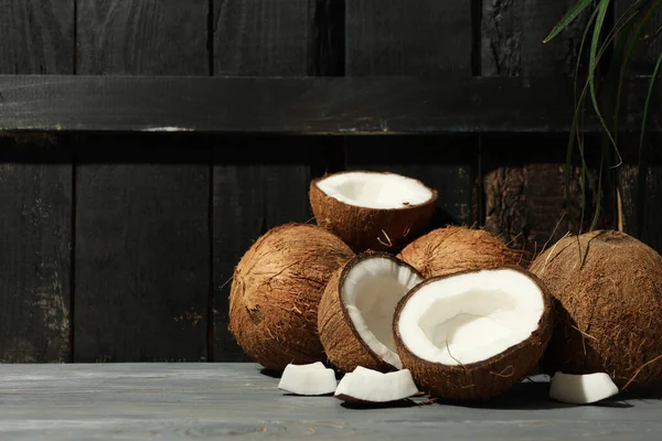 Kokos Drewnianym Tle Miejsce Tekst Owoce Tropikalne — Zdjęcie stockowe