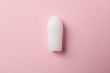 Pembe arka planda anal ya da vajinal mum, kapatın.