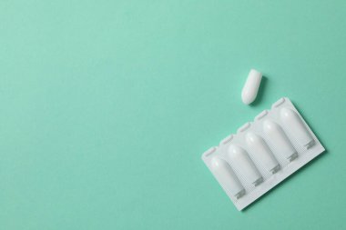 Arka planda anal ya da vajinal mumlar, üst görünüm