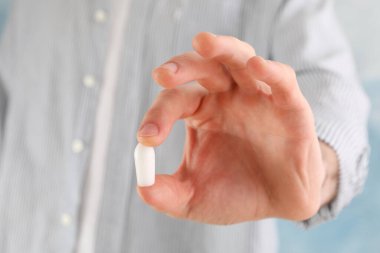 Mavi arka planda anal mum tutan kişi, kapat