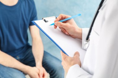 Doktor boş tabletle reçete yazıyor. Belirtiler hakkında danışmanlık