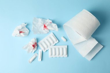 Tuvalet kağıdı, mumlar ve kağıt. Mavi arka planda kan var.