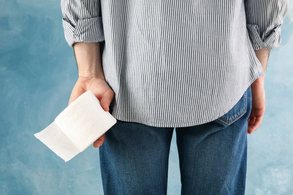 Homme Tient Papier Toilette Sur Fond Bleu Gros Plan — Photo