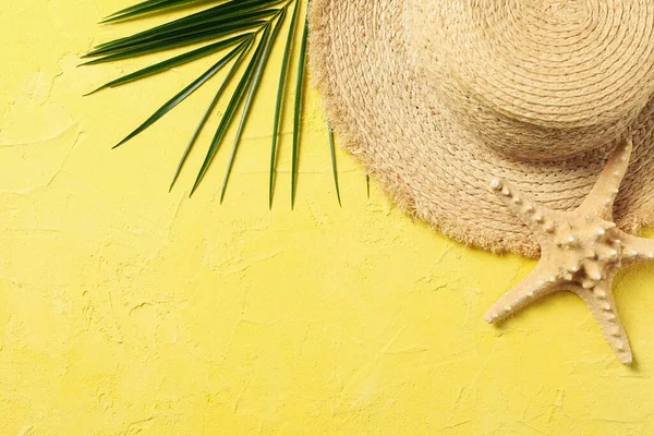 黄色の背景の帽子 ヤシの枝 ヒトデ トップビュー — ストック写真