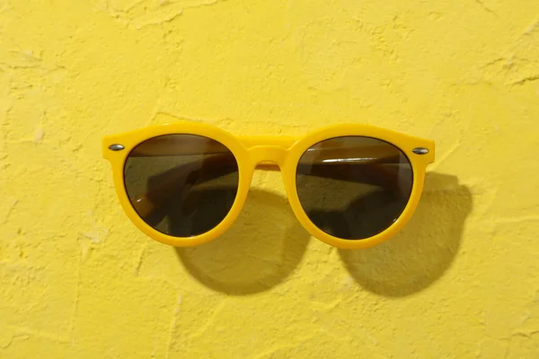Sonnenbrille Auf Gelbem Hintergrund Nahaufnahme Sommerferien — Stockfoto