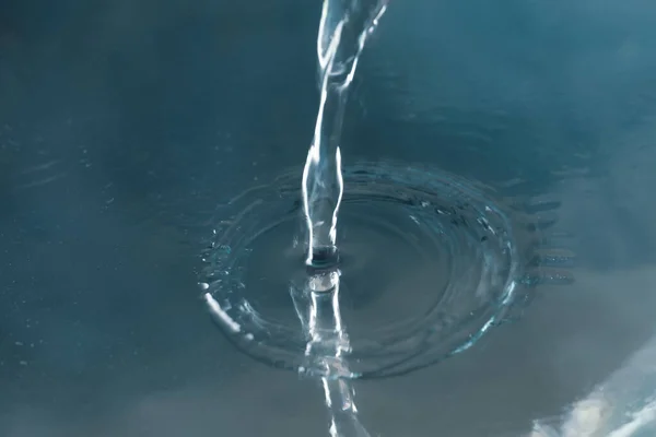 Derramando Água Mesa Espelho Água Potável Fresca — Fotografia de Stock