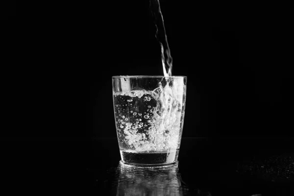 Verter Agua Dulce Purificada Vidrio Sobre Fondo Espejo — Foto de Stock