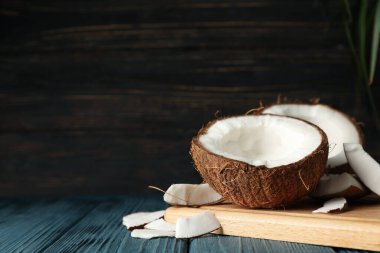 Ahşap zemin üzerinde hindistan cevizi olan tahta, metin için boşluk