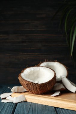 Ahşap zemin üzerinde hindistan cevizi olan tahta, metin için boşluk