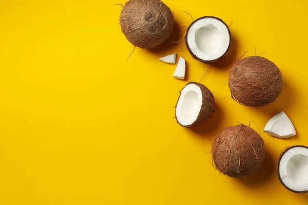 Posa Piatta Con Noce Cocco Sfondo Giallo Spazio Testo — Foto Stock