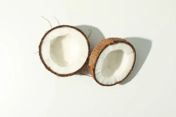 白い背景にココナッツの半分 トップビュー — ストック写真