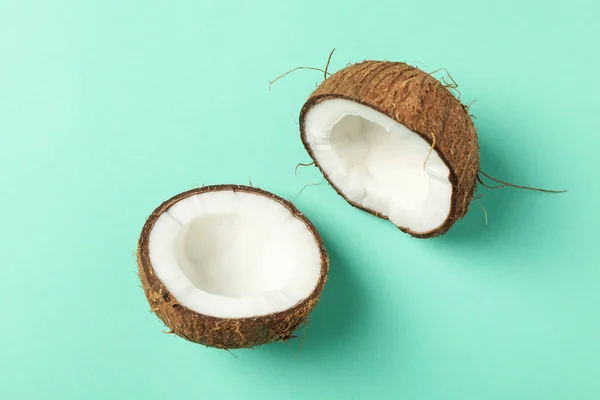 Kokosnusshälften Auf Minzgrund Draufsicht — Stockfoto