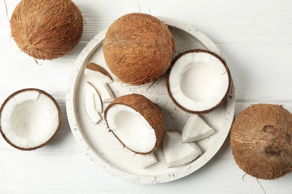 木製の背景にココナッツとトレイ トップビュー 熱帯果実 — ストック写真