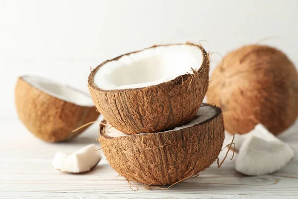 木製の背景にココナッツを閉じます 熱帯果実 — ストック写真