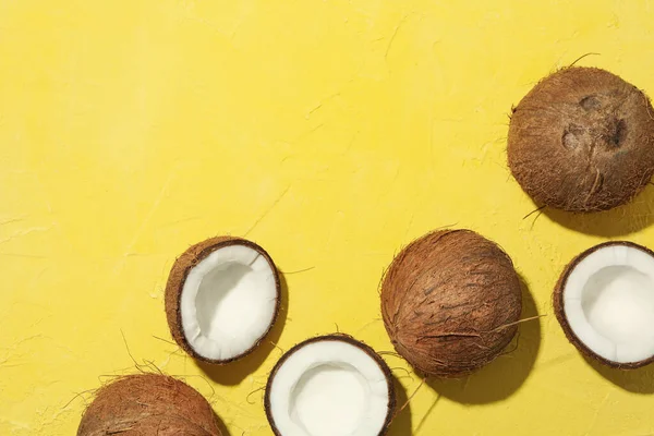 黄色の背景にココナッツ トップビュー 熱帯果実 — ストック写真