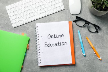 Gri arka planda online eğitim yazılı defter. İşyeri