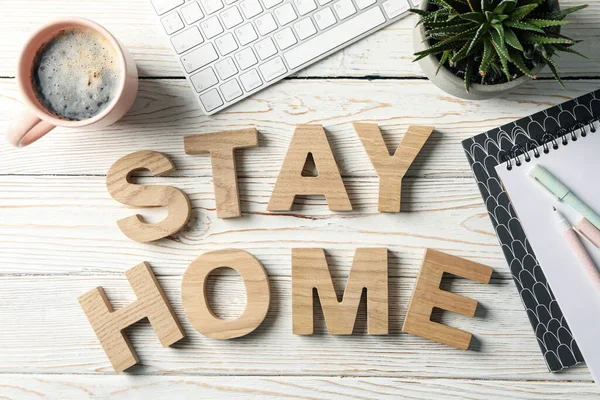 Quédate Casa Hecha Letras Madera Sobre Fondo Madera Lugar Trabajo — Foto de Stock