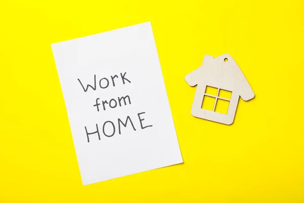 Hoja Con Inscripción Trabajo Desde Casa Casa Sobre Fondo Amarillo — Foto de Stock