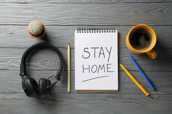 Cuaderno Con Inscripción Quédese Casa Sobre Fondo Madera Cuarentena — Foto de Stock