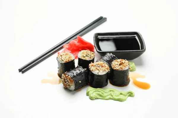 白い背景においしい寿司ロール ソース クローズアップ — ストック写真