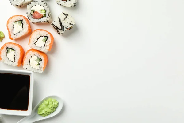 白い背景においしい寿司ロール トップビュー — ストック写真
