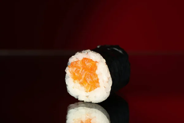ミラーの背景においしい寿司ロールを閉じます — ストック写真