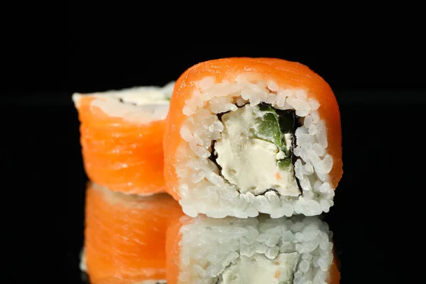 黒ミラーの背景においしい寿司ロール — ストック写真