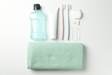 Beyaz arka planda diş bakımı araçları ile düz uzandı