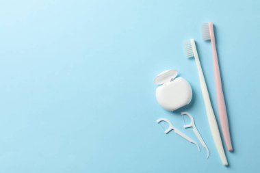 Mavi arkaplanda diş bakımı araçları, metin için boşluk