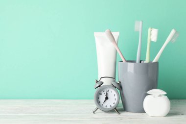 Nane arkaplan üzerinde diş bakımı araçları, metin için boşluk