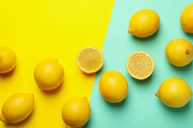 İki ton arka planda taze limonlar, üst manzara. Olgun meyve