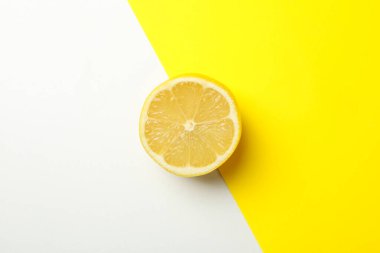 İki ton arkaplanda yarım limon, üst manzara. Olgun meyve